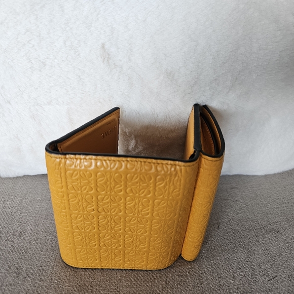 Pre-loved Loewe Tri-fold wallet - Picture 3 of 11